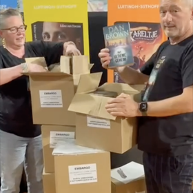 Eindelijk – medewerkers van Pezzi Pazzi in Weesp openden vanochtend feestelijk de dozen