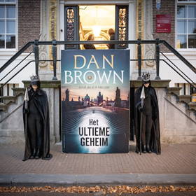 Twee personages uit het boek wachten de gasten op