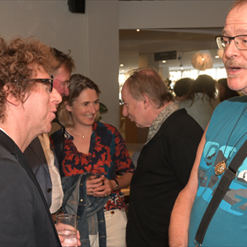 Arnon Grunberg en Rainer Kersten, op de achtergrond voormalig uitgever Vic van de Reijt