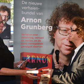 Arnon Grunberg overhandigt het eerste exemplaar aan Irene Zwiep