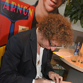 Arnon Grunberg signeert