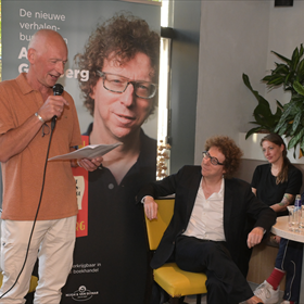 Hoogleraar Frans-Willem Korsten spreekt Arnon Grunberg toe
