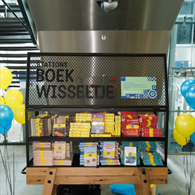 Een nieuw boekenruilkastje is gevuld met de genomineerde boeken
