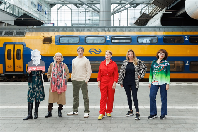 Wie wint dit jaar de NS Publieksprijs? Op Den Haag CS werden woensdag, tussen de treinreizigers, de ...