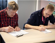 Schrijvers stimuleren taalontwikkeling laaggeletterden en nieuwkomers