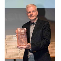 Boekbinder Herman van Waarden ontvangt De Kapitaal