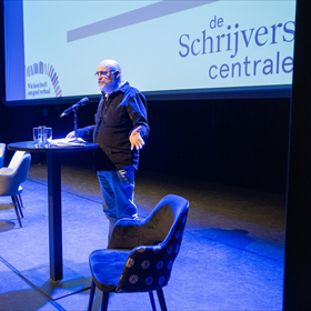 PEN-secretaris Jeroen Thijssen vertelt over de afwezige schrijver in de empty chair: Victoria Amelina