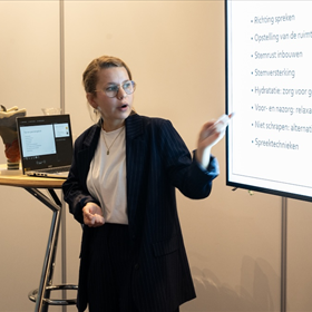 Logopediste Inge Groenendaal geeft tips over goed gebruik en onderhoud van je stem