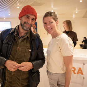 Abdelkader Benali met projectcoördinator Anna van den Hoogen van Wie leest heeft een goed verhaal