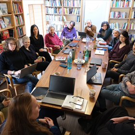 Helemaal rechts: redacteur Evi Hoste