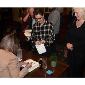 Maria Vlaar signeert