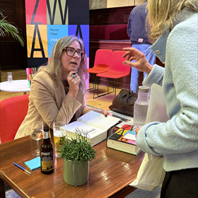 Maria Vlaar signeert