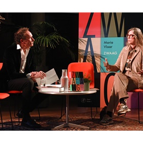 Onno Blom in gesprek met biograaf Maria Vlaar