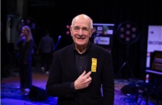 Boekenvak overlaadt Frits Spits met eerbewijzen