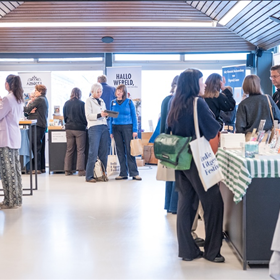 Achterin: debutanten Azboeka, de uitgeverij van Herma Dijkema en Marjolijn Muntinga