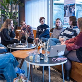 Sterre de Bont van Singel Uitgeverijen (rechts) leidde een workshop 'hoe organiseer je een BookTok-event'