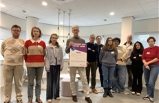 FNV overhandigt petitie voor beter loon