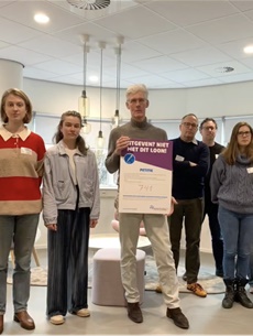 FNV overhandigt petitie voor beter loon