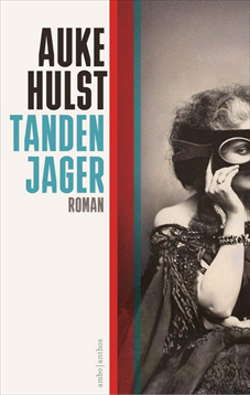 Op maandagochtend, na de spits, is het rustig in de trein van Groningen naar Amsterdam. Ze is ...