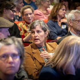 Het publiek met onder andere – in het midden – Sacha Bronwasser