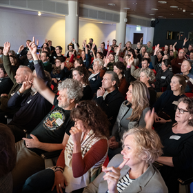 Wie is er wel eens bij de KB geweest? Handen omhoog in de zaal.