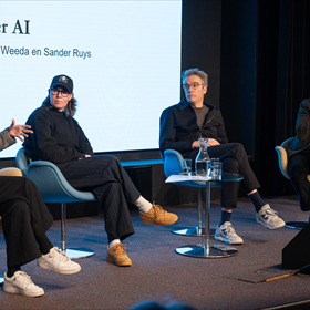 Panelgesprek over AI in het boekenvak, met Anja Sicking, Lisa Weeda en Sander Ruys. O.l.v. Steven Claeyssens