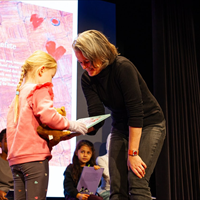 Kinderboekenmakers maken tournee langs azc’s
