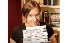 Pleuntje Hijman-Schuijt tijdelijk boekverkoper bij Kennemer Boekhandel