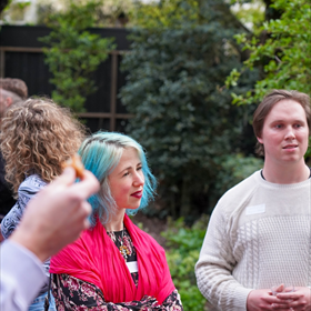 Franka Wijers (De Kennemer Boekhandel, Haarlem) met John David Sawyers (Mangrove boekhandel)