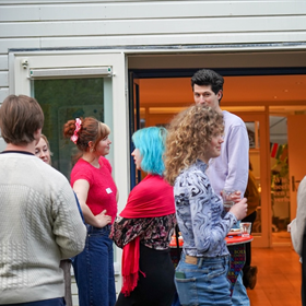 In de deuropening: Wieger van Rinkhuyzen (Bol). Voor hem opnieuw Wijers, nu in gesprek met Madeleine Ward – in roze shirt – van Boekhandel Roodbeen