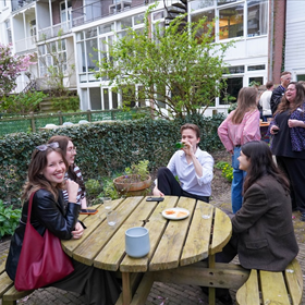 Sadiah Sluijsmans (Boekhandel Tomey) Siophàn Bosma (Boekhandel Arentsen en Tomey), Roel Reedijk (Adr. Heinen), Özlem Sahin (Adr. Heinen)