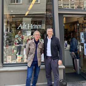 12.15 uur: Adr. Heinen (Den Bosch) met voormalig eigenaar André Stikkers (en in de reflectie senior marketing Léon Groen van Het Spectrum)