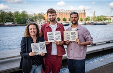 Ruim 100 boekenvakkers op Boekenboot tijdens Canal Parade