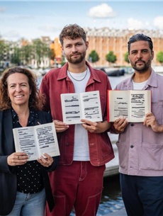 Ruim 100 boekenvakkers op Boekenboot tijdens Canal Parade