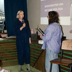 Moderator was schrijver/presentator Teddy Tops – hier in gesprek met Lisette Lanting