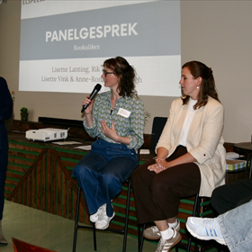 Het panelgesprek. Naast Tops: Lisette Vink (Het Omslag Atelier) en Anne-Romee Coebergh (Hebban in de Klas)