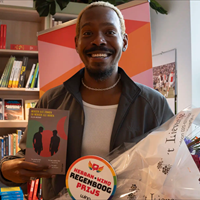 Winnaars regenboogboekenprijzen: Xillan Macrooy en Gerard van Emmerik