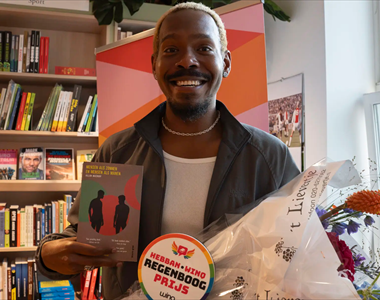 Winnaars regenboogboekenprijzen: Xillan Macrooy en Gerard van Emmerik