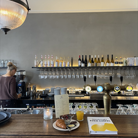 Aan de bar