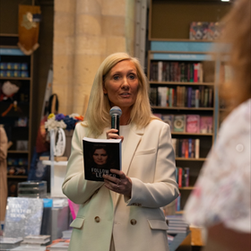Nelleke Litjens neemt het eerste exemplaar in ontvangst