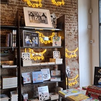 De Vries Van Stockum (Haarlem) richt 'boekenkast van Fiep' in