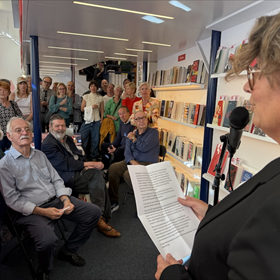 Directeur Paulien Loerts heet welkom (inzoomen om ook haar speech te lezen)