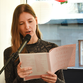 Nadia de Vries leest haar bijdrage aan het jubileumzine voor