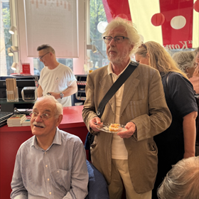 Oud-directeur Guus Schut met oud-boekverkoper Fred Schmidt