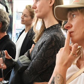 vlnr Martin Smit (ooit Athenaeum Nieuwscentrum, nu alleen nog buurman), Kairi Look (Ests schrijver), Nadia de Vries (schrijver en fotomodel) en Judith Siemons (etalage-fotomodel)