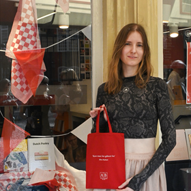 Nadia de Vries toont een deel van de jubileumerchandise