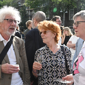 vlnr Fred Schmidt, Joosje Noordkamp en Belinda Visser (allen oud-boekverkopers)