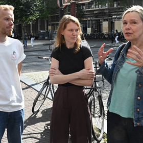 vlnr Roel Salemink en Zoë Blaauboer (vestigingsdirecteurs van Athenaeum en Scheltema) en Claudia Moeller