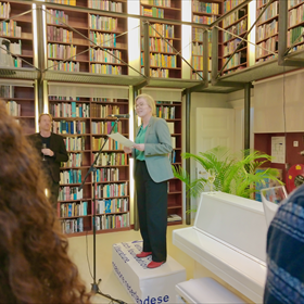 Romkje de Bildt is directeur-bestuurder van het Nederlands Letterenfonds, noemde de toekenning van de de Europese Literatuurprijs 2026 aan ‘Nevermore’ van Cécile Wajsbrot als opvallend recent voorbeeld van Frans-Nederlandse uitwisseling