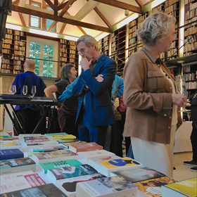 François Croquette, directeur van het Institut Français NL, beziet de collectie van wederzijdse vertalingen